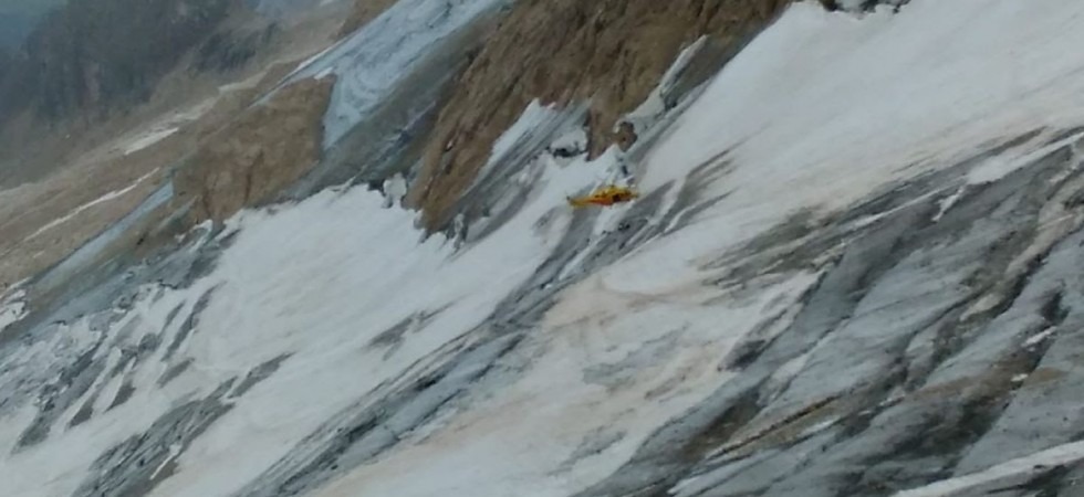 Scivola nel crepaccio del ghiacciaio ai 3 mila metri della Marmolada